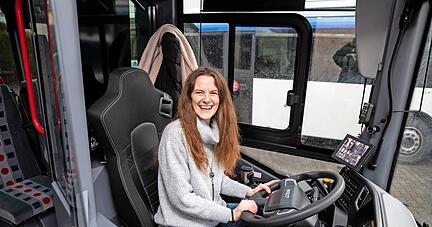 Verena Binder ist stolz auf den ersten Bus, den sie als Unternehmerin gekauft hat. Er hat das Kennzeichen K&Uuml;N-JA 842, denn ihre beiden Kinder sind jeweils um 8.42 Uhr auf die Welt gekommen.