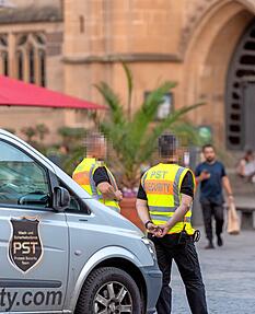 Das Rathaus hat einen externen Sicherheitsdienstleister angestellt und die Streifenkapazität des Kommunalen Ordnungsdienstes erhöht. Die Polizei hat seit Ende April 150 Straftaten im Bereich der Innenstadt festgestellt.