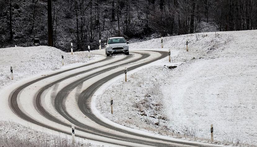 Im S&uuml;dwesten kann es durch &uuml;berfrierende N&auml;sse und Schneematsch zu glatten Stra&szlig;en kommen. (Symbolbild)