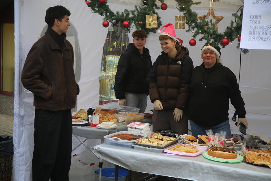 Der Eppinger Weihnachtsmarkt lockt trotz wechselhaftem Wetter zahlreiche Besucher an. Der Eppinger Weihnachtsmarkt lockt trotz wechselhaftem Wetter zahlreiche Besucher an.