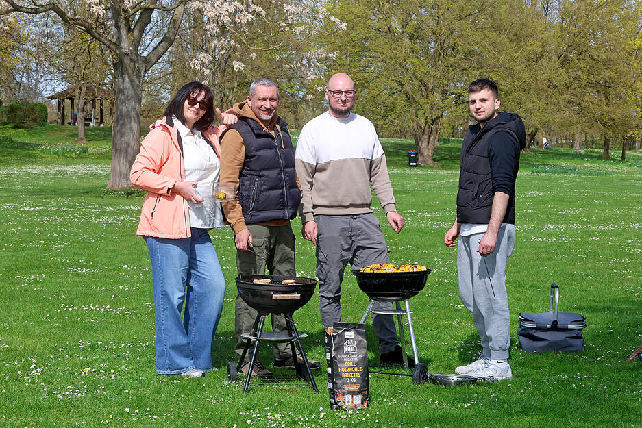 Mehrere Familien zieht es zum Grillen in den Wertwiesenpark.