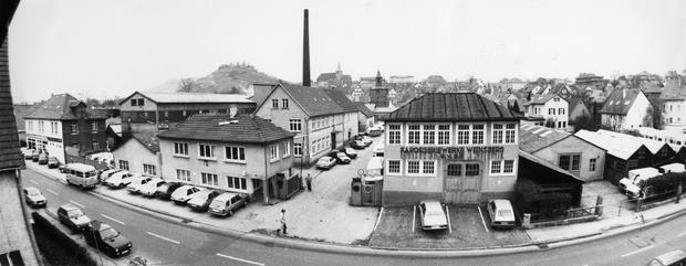 1985: Produktionshallen und Verwaltungsgeb&auml;ude auf dem Innenstadtgel&auml;nde. Im Hintergrund das  Wahrzeichen der Kernerstadt, die Weibertreu.