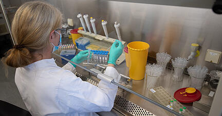 18.06.2020, Baden-W&uuml;rttemberg, Stuttgart: Eine Mitarbeiterin des Landesgesundheitsamts Baden-W&uuml;rttemberg pipettiert w&auml;hrend eines Bsuchs des baden-w&uuml;rttembergischen Ministerpr&auml;sidenten Kretschmann Coronaproben. Das Landesgesundheitsamt ist fachliche Leitstelle f&uuml;r den  ffentlichen Gesundheitsdienst in Baden-W&uuml;rttemberg. In der Coronakrise laufen dort die F&auml;den zusammen. Foto: Marijan Murat/dpa +++ dpa-Bildfunk +++ | Verwendung weltweit