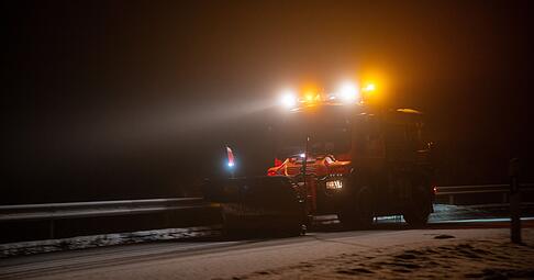 R&auml;umfahrzeuge sind vielerorts wegen frisch gefallenem Schnee unterwegs.
