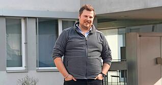 &bdquo;Ich mag es lieber kurz und knackig mit Fokus auf den Inhalt&ldquo;: Christian Flemmer ist in Roigheim gut vernetzt und lebt dort mit seiner Familie.