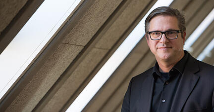 Der Kommunikationswissenschaftler Frank Brettschneider forscht in Hohenheim zur Verst&auml;ndlichkeit von Texten.
 Foto: Archiv/dpa