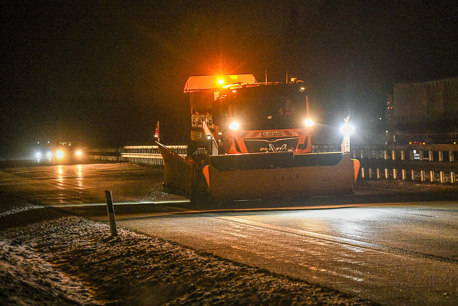 Ein Streufahrzeug vom Winterdienst ist auf der Autobahn A7 bei Ellwangen unterwegs.