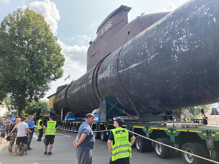 U17 auf Schleichfahrt: Millimeterarbeit in der Ittlinger Sägmühlstraße.
