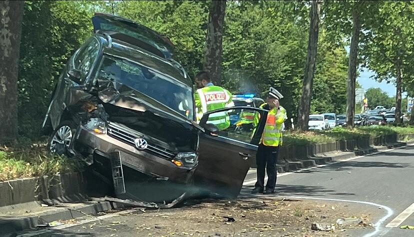 Am Samstag kam es auf der Neckarsulmer Straße (B27) zu einem Unfall. Am Samstag kam es auf der Neckarsulmer Straße (B27) zu einem Unfall.