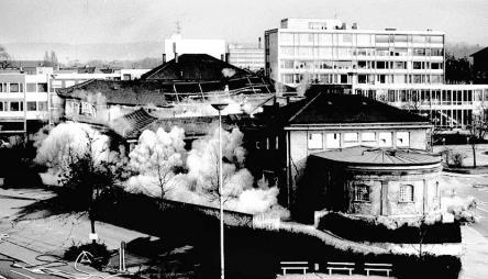 Später oft bedauert wurde die Sprengung des im Jugenstil erbauten Hallenbads im Jahre 1972. Foto: Archiv/Eisenmenger