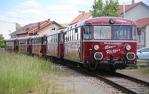 Endlich rollt er wieder: der Rote Flitzer bei einer seiner ersten Fahrten auf der Krebsbachtalbahn. Endlich rollt er wieder: der Rote Flitzer bei einer seiner ersten Fahrten auf der Krebsbachtalbahn.