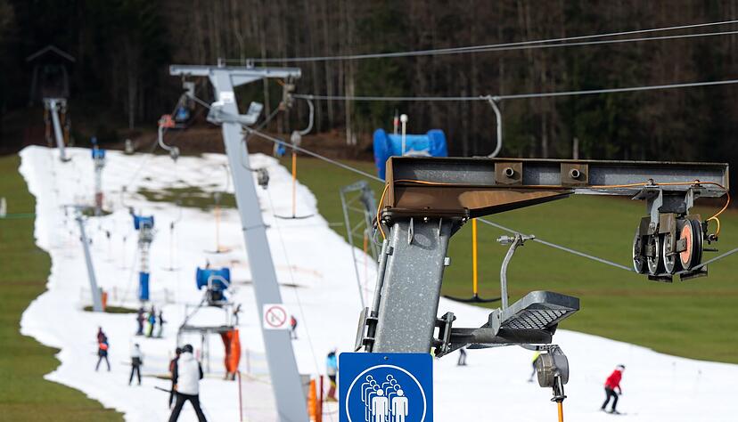 Viele Skigebiete in Bayern leiden aktuell unter Schneemangel. Auch in Ruhpolding gibt es nur einen weißen Streifen - links und rechts ist die Wiese zu sehen. Viele Skigebiete in Bayern leiden aktuell unter Schneemangel. Auch in Ruhpolding gibt es nur einen weißen Streifen - links und rechts ist die Wiese zu sehen.