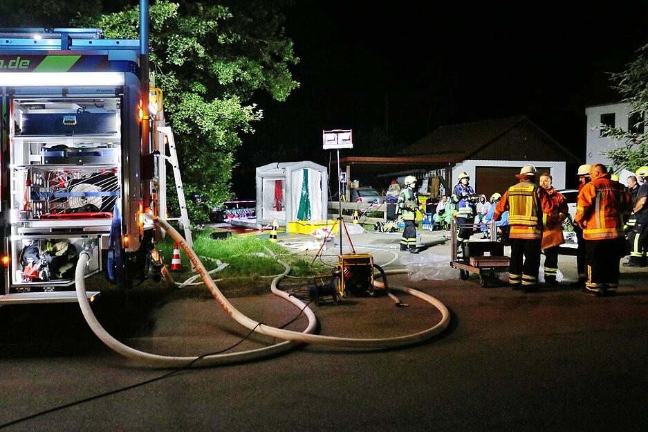 Die Feuerwehr war zunächst davon ausgegangen, dass es sich um einen Brand handelte und hatte versucht, mit Wasser zu löschen.