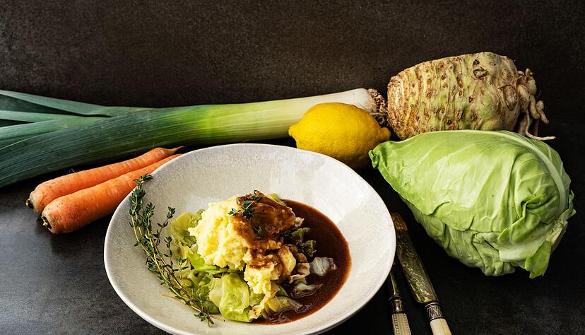 Der Zitronenabrieb sorgt im Spitzkohl f&uuml;r eine frische Note, Rotweinjus f&uuml;r Eleganz.