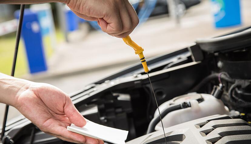 Manuelle Kontrolle bleibt wichtig: Auch bei modernen Autos mit elektronischer Anzeige empfiehlt sich der traditionelle Check mit dem &Ouml;lmessstab.