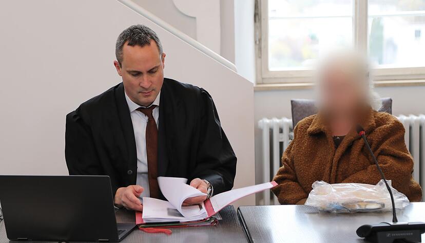 Die Seniorin ist wegen Mordverdachts vor Gericht. (Archivbild) Die Seniorin ist wegen Mordverdachts vor Gericht. (Archivbild)