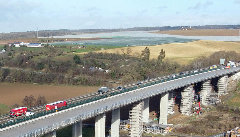 Die Bauarbeiten an der 33 Meter hohen Kochertalbrücke bei Neuenstadt schränken den Verkehr immer wieder ein. Die Bauarbeiten an der 33 Meter hohen Kochertalbrücke bei Neuenstadt schränken den Verkehr immer wieder ein.