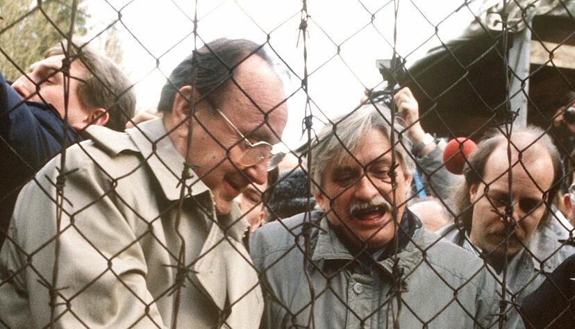 Erst 1989 f&auml;llt der sogenannte Eiserne Vorhang zwischen der Tschechoslowakei und Deutschland. Bundesau&szlig;enminister Hans-Dietrich Genscher und sein tschechischer Amtskollege Jiri Dienstbier durchschneiden am 23.12.1989 in Rozvadov den Stacheldraht. (Archivbild)