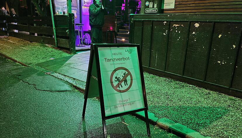 Ein Schild vor der Laube verk&uuml;ndete: &bdquo;Heute Tanzverbot.&ldquo;