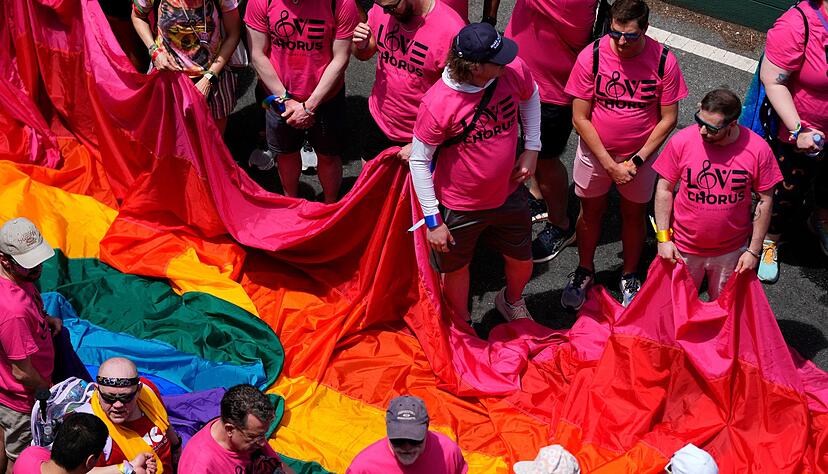 Die Regenbogenflagge ist ein Symbol der Vielfalt der LGBTQI+-Gemeinschaft. Die Regenbogenflagge ist ein Symbol der Vielfalt der LGBTQI+-Gemeinschaft.
