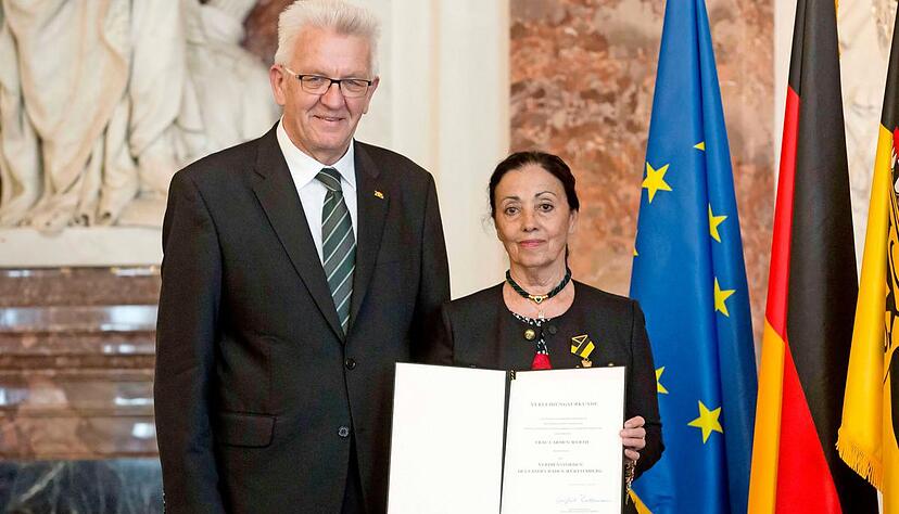 Ministerpräsident Winfried Kretschmann verleiht den Verdienstordens des Landes Baden-Württemberg an Carmen Würth.Foto: privat Ministerpräsident Winfried Kretschmann verleiht den Verdienstordens des Landes Baden-Württemberg an Carmen Würth.Foto: privat