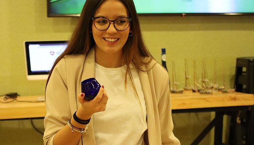 Pilar Gutiérrez Rodríguez zeigt, wie Olivenöl verkostet wird: In einem blauen Gefäß, denn die Farbe spielt für die Qualität keine Rolle. Frucht, bitter und scharf soll es schmecken, ohne Fehltöne. Pilar Gutiérrez Rodríguez zeigt, wie Olivenöl verkostet wird: In einem blauen Gefäß, denn die Farbe spielt für die Qualität keine Rolle. Frucht, bitter und scharf soll es schmecken, ohne Fehltöne.
