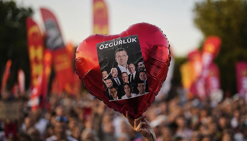 Immer wieder gibt es in der T&uuml;rkei Demonstrationen f&uuml;r die Freilassung inhaftierter CHP-Politiker wie Ekrem Imamoglu. (Archivbild)
