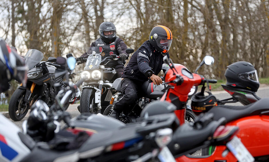 L&ouml;wensteiner Platte zum Saisonstart: Motorradfahrer treffen sich bei Fr&uuml;hlingswetter.