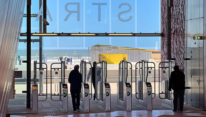 Urlaubsgefühle beim Verlassen der Station: Der Sandstrand ist nur eine Gehminute von der Metrostation entfernt. Zurück ins Zentrum von Rotterdam geht es in gut 30 Minuten. Foto: RET/ Joan van der Veen Urlaubsgefühle beim Verlassen der Station: Der Sandstrand ist nur eine Gehminute von der Metrostation entfernt. Zurück ins Zentrum von Rotterdam geht es in gut 30 Minuten. Foto: RET/ Joan van der Veen