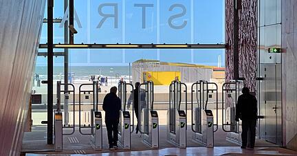 Urlaubsgefühle beim Verlassen der Station: Der Sandstrand ist nur eine Gehminute von der Metrostation entfernt. Zurück ins Zentrum von Rotterdam geht es in gut 30 Minuten. Foto: RET/ Joan van der Veen