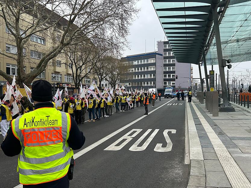 Mehrere Menschen sind am Montag, 10. Februar, bei einer Kurden-Demonstration durch Heilbronn gezogen. Mehrere Menschen sind am Montag, 10. Februar, bei einer Kurden-Demonstration durch Heilbronn gezogen.