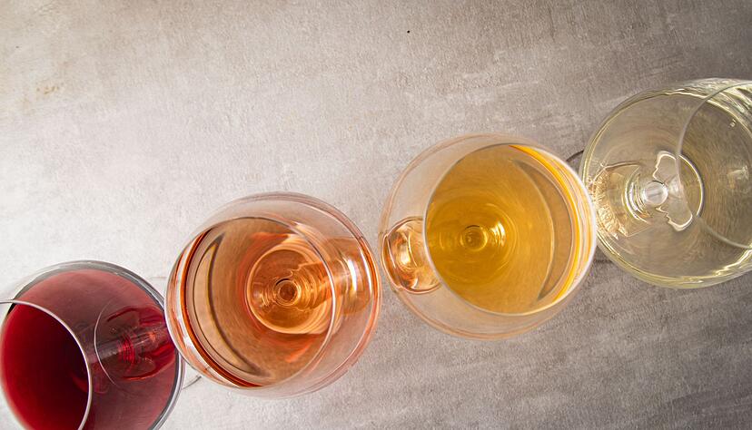 Die Begriffe Orange- (2. v. r.) und Naturwein werden oft synonym verwendet, weil ihre Geschichte miteinander verwoben ist. Das ist zwar nicht ganz korrekt, allerdings gibt es für beide Stile auch keine klare Definition im Deutschen Weingesetz. Die Begriffe Orange- (2. v. r.) und Naturwein werden oft synonym verwendet, weil ihre Geschichte miteinander verwoben ist. Das ist zwar nicht ganz korrekt, allerdings gibt es für beide Stile auch keine klare Definition im Deutschen Weingesetz.