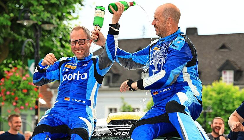 Fahrer Dennis Rostek und Co-Pilot Stefan Kopczyk (links) hatten im vergangenen Jahr &ndash; hier bei der Saarland-Pfalz Rallye &ndash; h&auml;ufig Grund zu Sektduschen. Die Verteidigung seines Masters-Titels ist in der DRM das Hauptziel des Skoda-Duos.