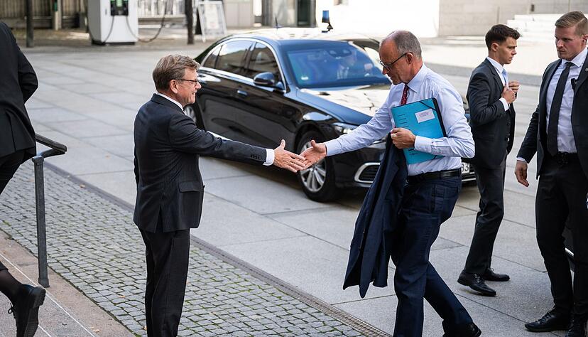 &laquo;Du mit Deinem starken Kompass&raquo; - bei der Botschafterkonferenz im Ausw&auml;rtigen Amt lobt Kanzler Friedrich Merz Au&szlig;enminister Johann Wadephul (beide CDU) in den h&ouml;chsten T&ouml;nen.