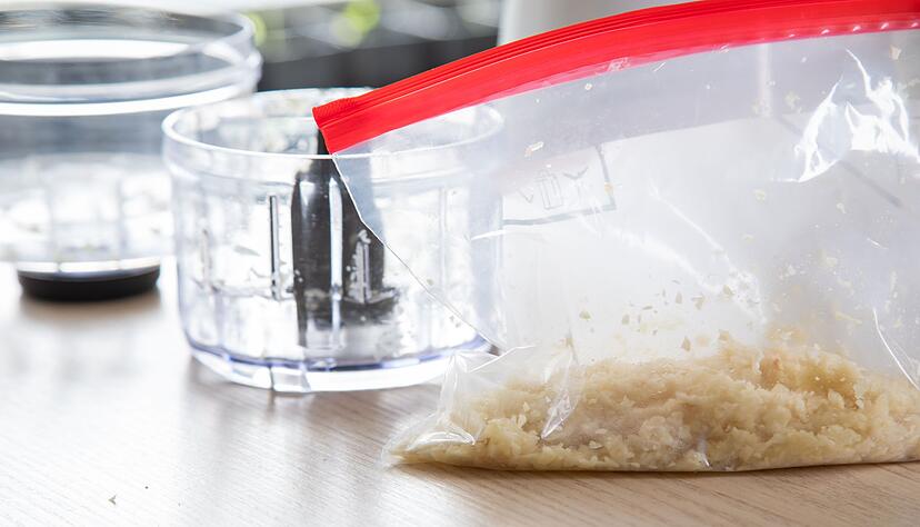 Schritt 3: Den gehackten Knoblauch in einen Gefrierbeutel geben.