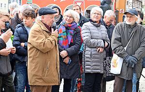 Er kannte viele der Menschen, für die Steine verlegt wurden, persönlich. Emil Jäger teilt seine Geschichten mit den Zuhörern. 
Fotos: Katrin Draskovits