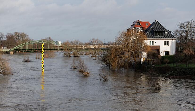 Trotz leichter Entspannung der Pegelstände führen zahlreiche Bäche und Flüsse in Nordrhein-Westfalen weiterhin Hochwasser.