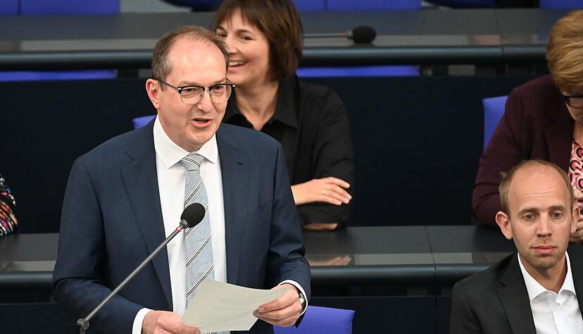 Bundesinnenminister Alexander Dobrindt (CSU) hat die versch&auml;rften Grenzkontrollen verteidigt.