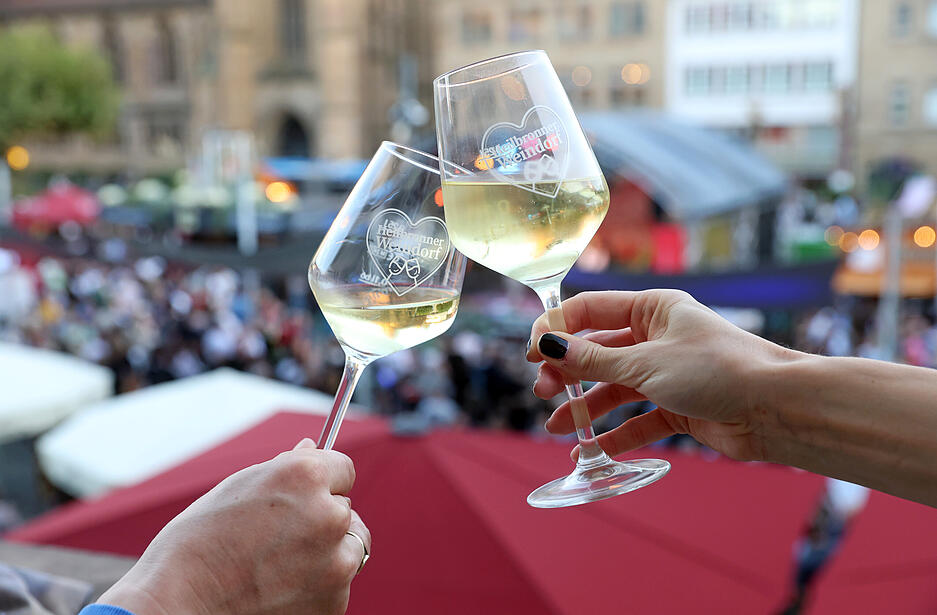 Wein für jeden Geschmack: Mehr als 400 unterschiedliche Tropfen werden an den Wengerter-Ständen auf dem Heilbronner Weindorf angeboten.