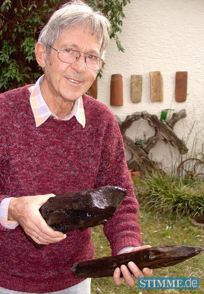 2006 Historische Funde in der Stadtcarr&eacute;-Baugrube: Der Rappenauer Arch&auml;ologe Dr. Hans-Heinz Hartmann mit Pf&auml;hlen, die wohl Teile einer Br&uuml;cke waren.