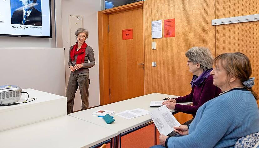 Was der Analytiker Franz Kafka zum Thema Kleider schrieb: Literaturkreisleiterin Martina Michelsen (links), Ulrike Heinemann, Iris Mezger-Opp.