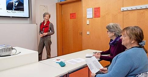 Was der Analytiker Franz Kafka zum Thema Kleider schrieb: Literaturkreisleiterin Martina Michelsen (links), Ulrike Heinemann, Iris Mezger-Opp.