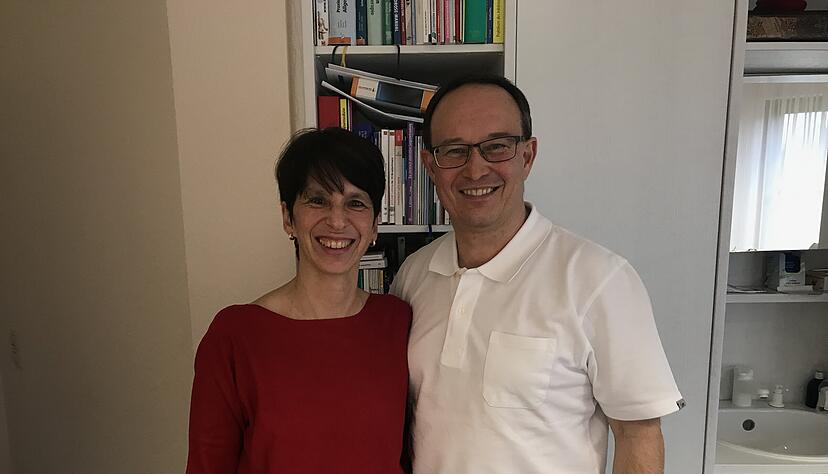 D&uuml;rfen wieder in Kontakt treten: Petra Matulla nach der Corona-Quarant&auml;ne mit ihrem Mann Christian, hier in ihrer Bad Rappenauer Praxis.
Foto: Adrian Hoffmann