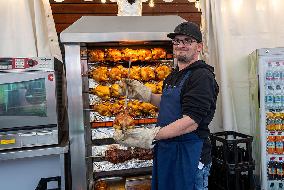 Besucher stoßen beim 44. Sommerfest der Genossenschaftskellerei Heilbronn an