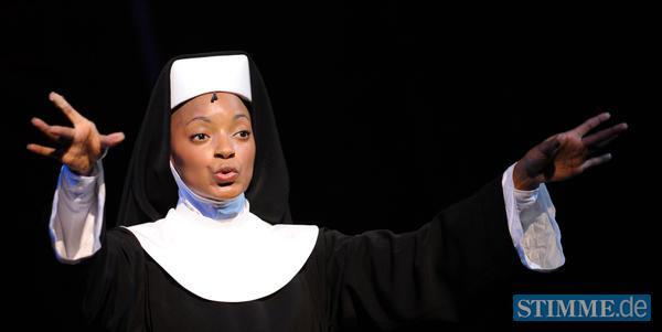 ARCHIV&nbsp;- Zodwa Selele steht als Deloris van Cartier am 12.11.2010 in Hamburg bei der Fotoprobe f&uuml;r das Musical "Sister Act" auf der B&uuml;hne des TUI Operettenhauses. Ab dem 02. Dezember sind die singenden Nonnen in der Stage Entertainment-Eigenproduktion "Sister Act - Ein himmlisches Musical-Vergn&uuml;gen" zu sehen. Foto: Angelika Warmuth dpa/lno (zu dpa-Korr: "&laquo;Jede Nonne eine Wonne&raquo;: Premiere f&uuml;r &laquo;Sister Act&raquo;" vom 02.12.2010)  +++(c) dpa - Bildfunk+++