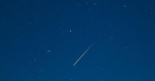 Im Dezember können die Geminiden am Nachthimmel beobachtet werden.