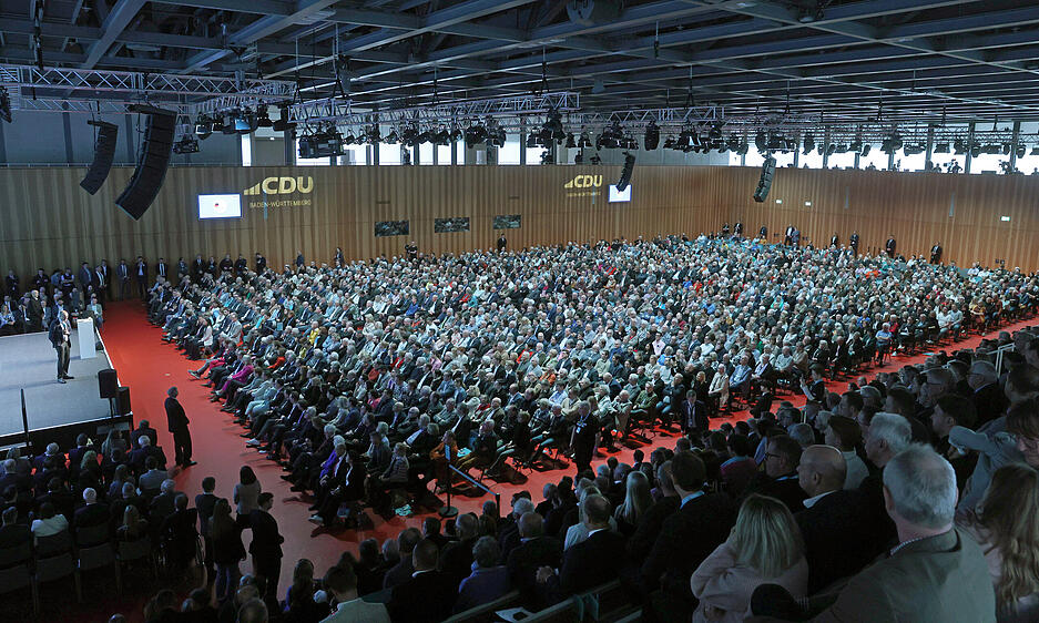 CDU-Kanzlerkandidat Friedrich Merz bekam für seine Rede im Carmen-Würth-Forum in Künzelsau viel Applaus der gut 2500 Gäste. CDU-Kanzlerkandidat Friedrich Merz bekam für seine Rede im Carmen-Würth-Forum in Künzelsau viel Applaus der gut 2500 Gäste.
