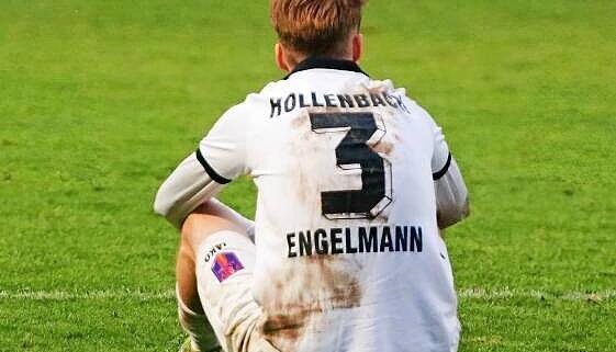 Peter Engelmann sitzt nach dem 1:2 entt&auml;uscht am Boden.
Foto: Herbert Schmerbeck