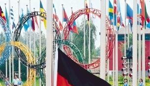 Die Fahnen vieler Nationen wehen schon im Wind, gestern wurde auch die deutsche gehisst &ndash; und zwar dort, wo die meisten Sportler wohnen werden.Foto: dpa