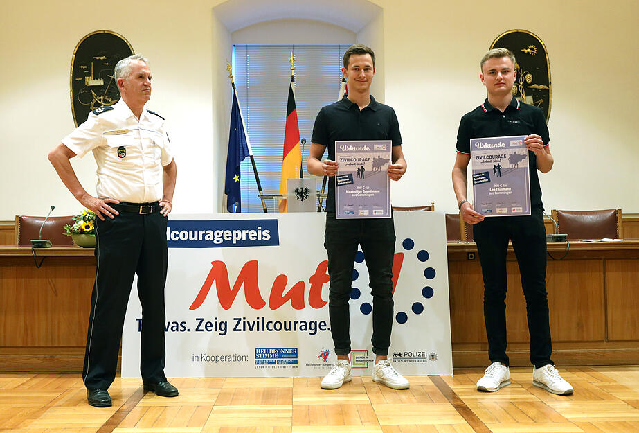 Maximilian Grundmann und Leon Thalmann haben im Dezember 2019 Diebe überführt. Sie wollten sich ein Fahrzeug vor einem Autohaus in Eppingen anschauen, als ihnen drei Männer auffielen, die sich an einem Wagen zu schaffen machten. Das Duo alarmierte die Polizei. Ein Täter wurde noch vor Ort festgenommen, die beiden anderen sind inzwischen ermittelt.